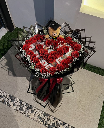 Buket Cokelat dan Mawar Merah